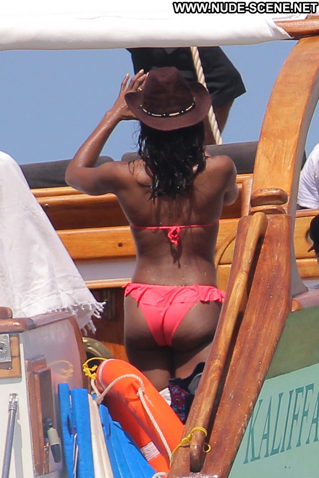 Naomi Campbell Ebony Big Ass Bikini Doll Showing Tits Famous