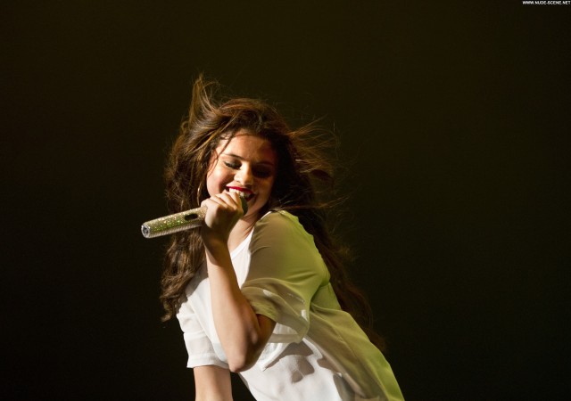Selena Gomez Performance Celebrity Beautiful High Resolution Posing