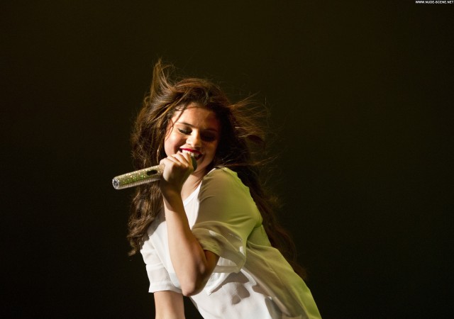 Selena Gomez Performance Celebrity Beautiful High Resolution Posing Selena Gomez Performance Celebrity Beautiful High Resolution Posing