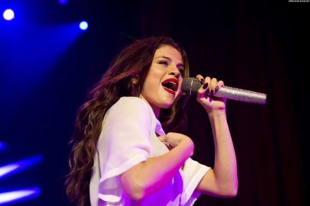 Selena Gomez Performance Posing Hot Celebrity High Resolution Babe