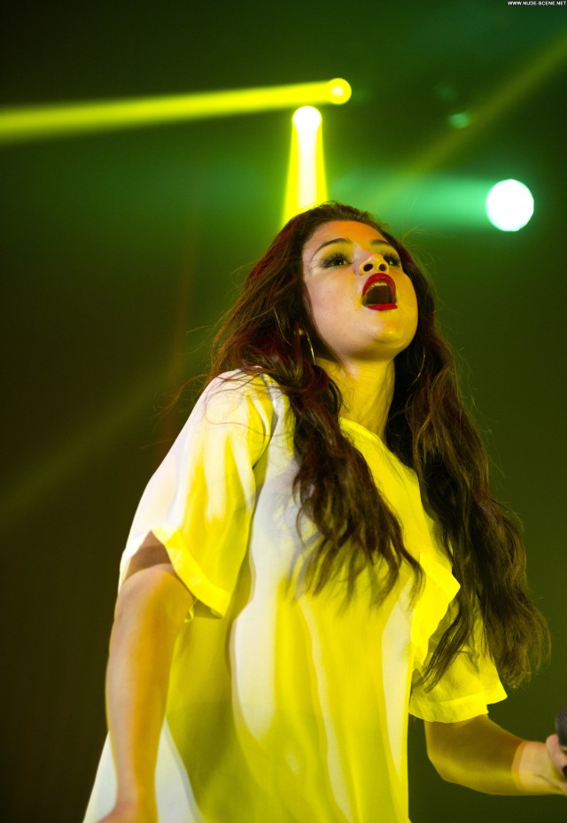 Selena Gomez Performance Beautiful Celebrity Candids Babe High