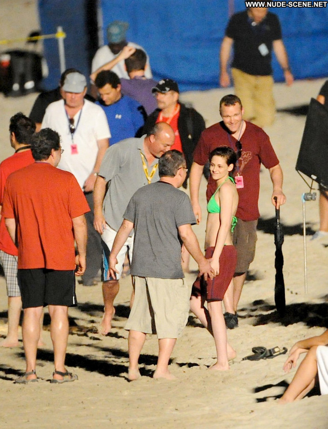 Robert Pattinson Breaking Dawn High Resolution Couple Beach