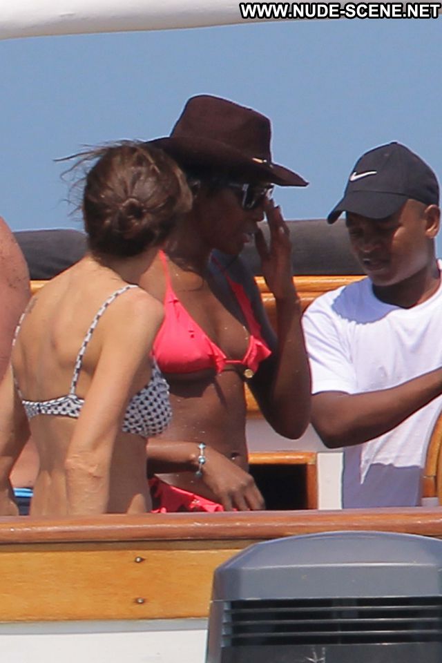 Naomi Campbell Big Ass Ebony Bikini Showing Tits Beautiful