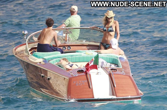 Elle Macpherson Boat Bikini Celebrity Female Babe Posing Hot