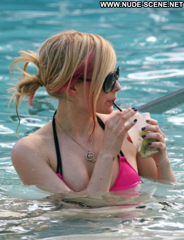 Avril Lavigne Small Tits Posing Hot Blonde Small Tits Celebrity Tits