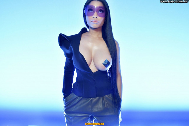 Nicki Minaj Fashion Show  Babe Beautiful Posing Hot Fashion Nude