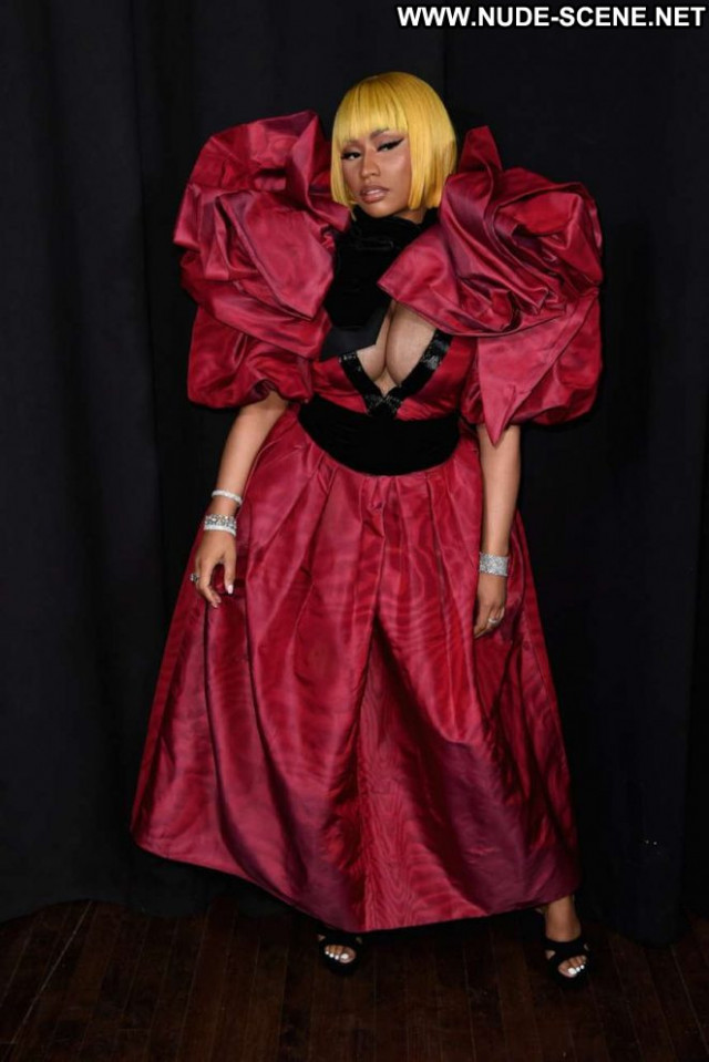 Nicki Minaj Fashion Show Celebrity Paparazzi Babe Beautiful Posing