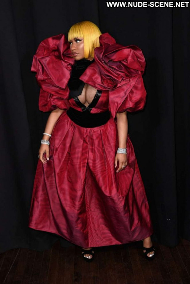 Nicki Minaj Fashion Show Beautiful Celebrity Paparazzi Posing Hot