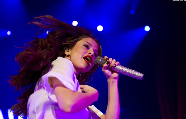 Selena Gomez Performance Posing Hot High Resolution Beautiful