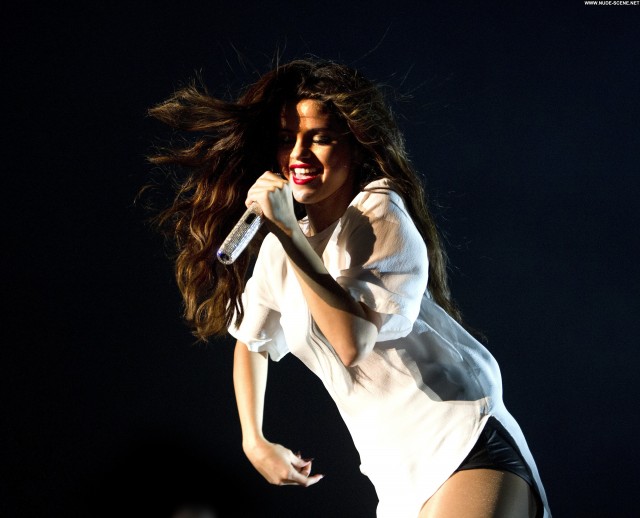 Selena Gomez Performance Babe Posing Hot Celebrity Beautiful High