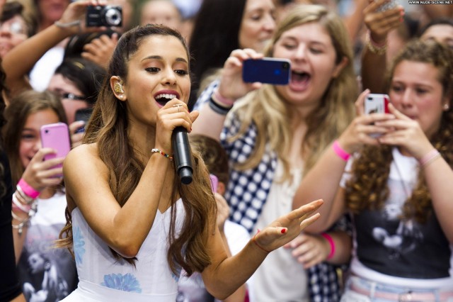 Ariana Grande Performance New York Celebrity Candids High Resolution