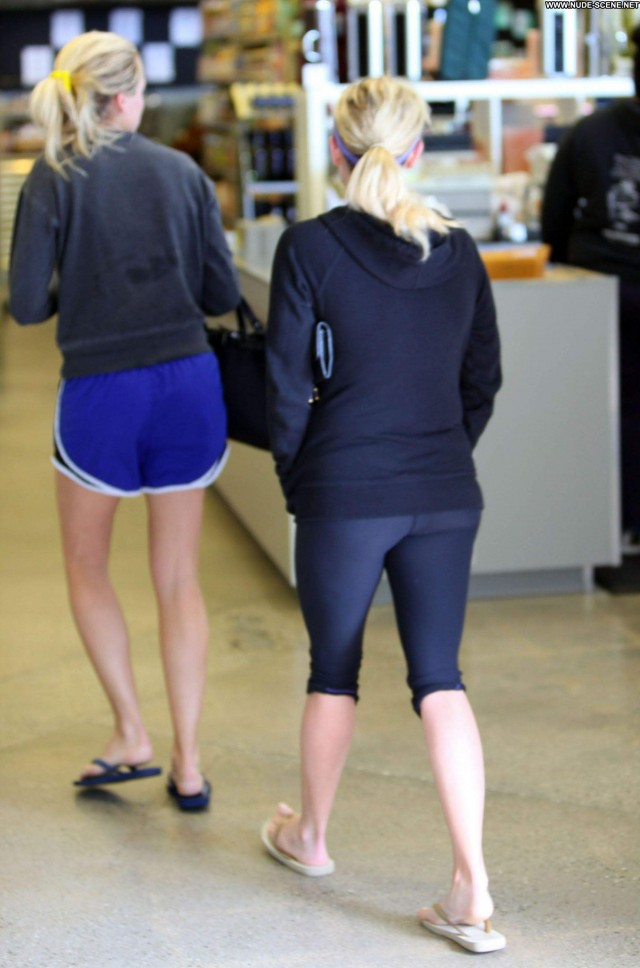 Reese Witherspoon Yoga Class Beautiful High Resolution Celebrity