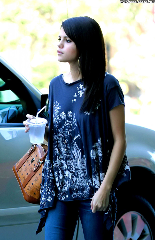 Selena Gomez Posing Hot High Resolution Restaurant Beautiful Babe