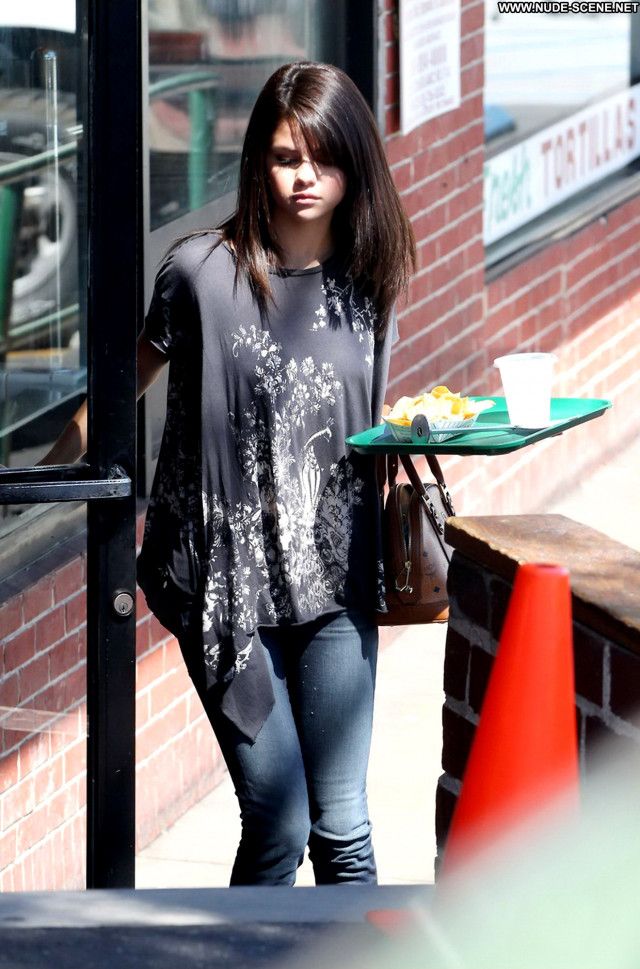 Selena Gomez No Source  High Resolution Restaurant Celebrity Posing