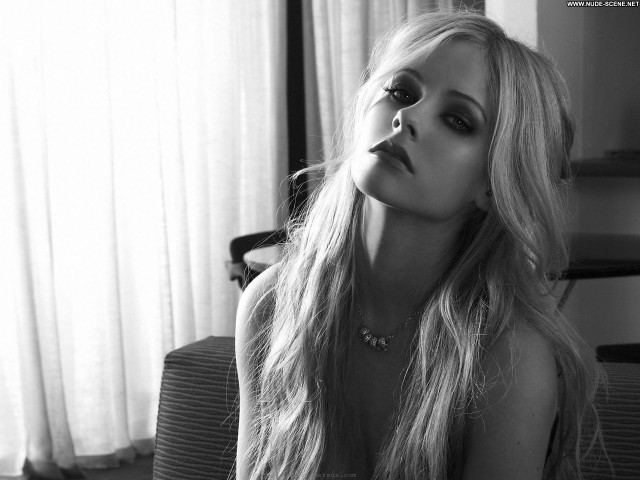 Avrile Lavigne Black And White Posing Hot Celebrity Beautiful Babe